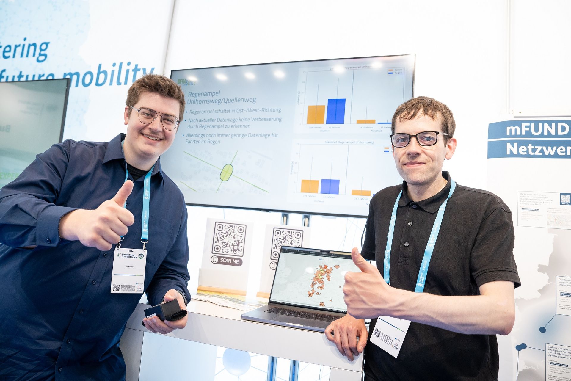 Abbildung 3:Das INFRASense Projektteam am Messestand von INFRASense Bildquelle: BMDV